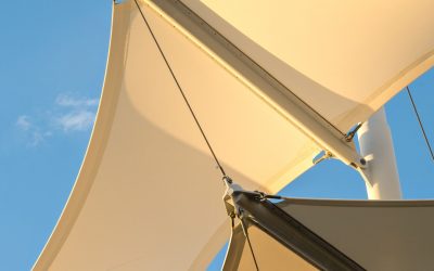¿Es posible utilizar toldos vela en sitios con mucho viento?